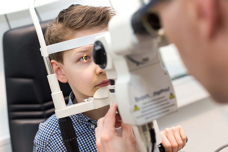 Augenglasbestimmung durch unseren Optikermeister Uwe Schuhkraft beim Optiker in Dortmund